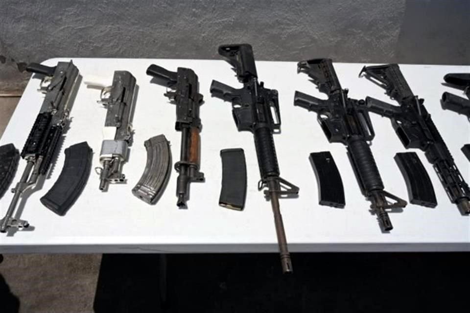 La cuarta revisión tras una balacera al interior del Centro Penitenciario de Aguaruto en Culiacán, Sinaloa, reveló un arsenal de armas de grueso calibre, celulares drogas y equipos de internet.
