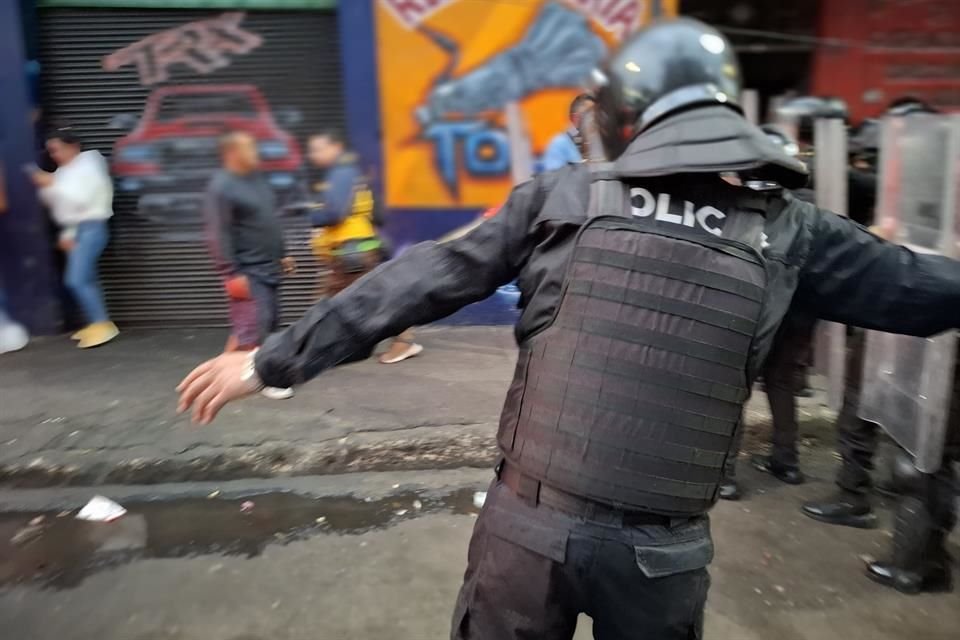 Los policías mantienen rodeado el edificio y evitan que los vecinos se acerquen.