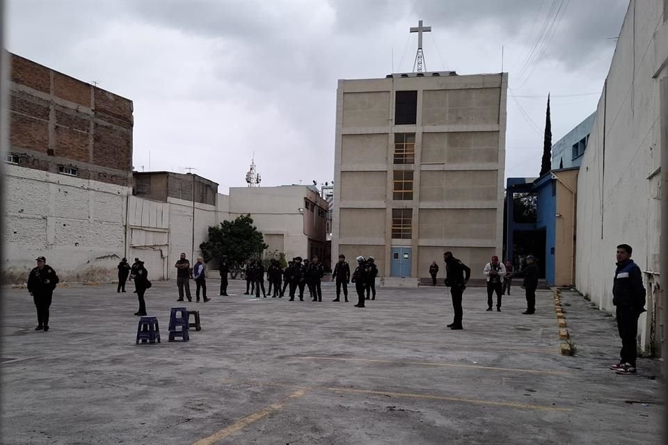 Decenas de elementos de la SSC llegaron al inmueble.