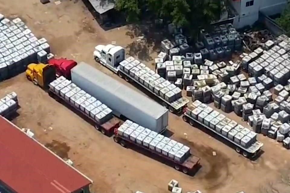 En un predio de Tabasco, en los límites con Veracruz, se hallaron más de tres millones de litros de huachicol, así como 18 vehículos y casi 4 mil contenedores.