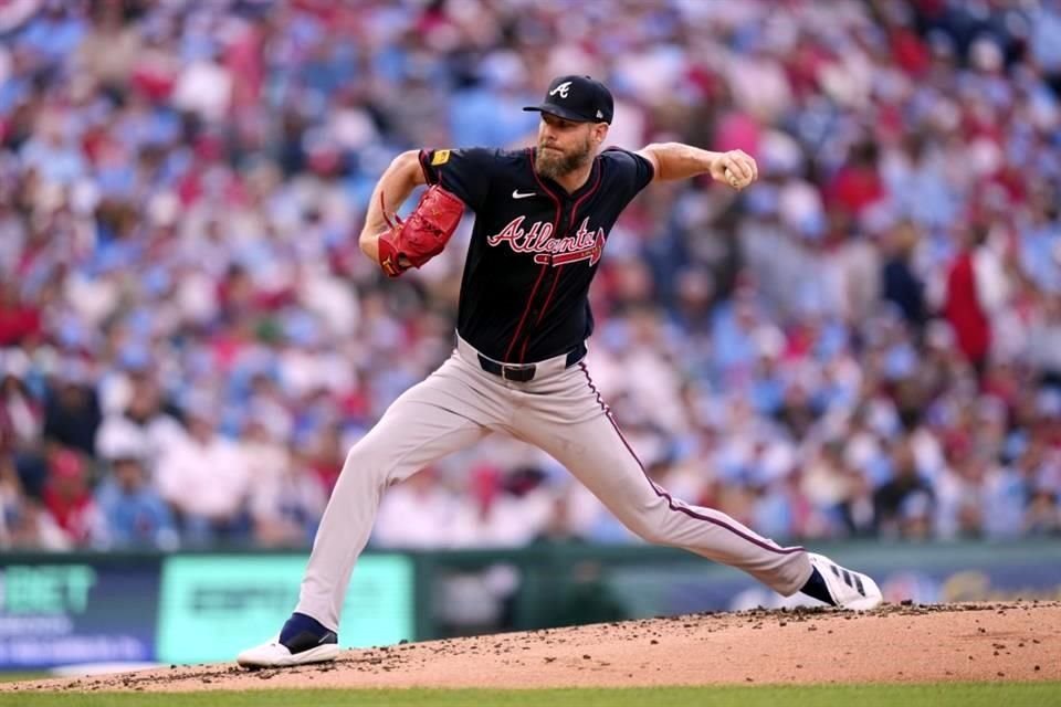Chris Sale, de los Bravos de Atlanta, lanza en la segunda entrada del segundo juego de la doble cartelera ante los Filis de Filadelfia.