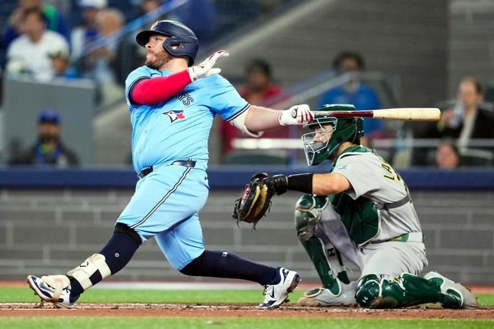 Alejandro Kirk bateó de 3-3 con una remolcada.