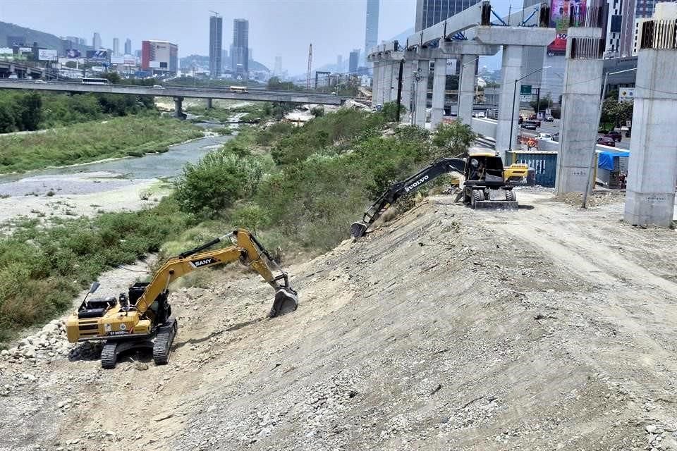 Dos retroexcavadoras comenzaron a reducir el volumen de la sección del talud, a la altura del Puente del Papa.