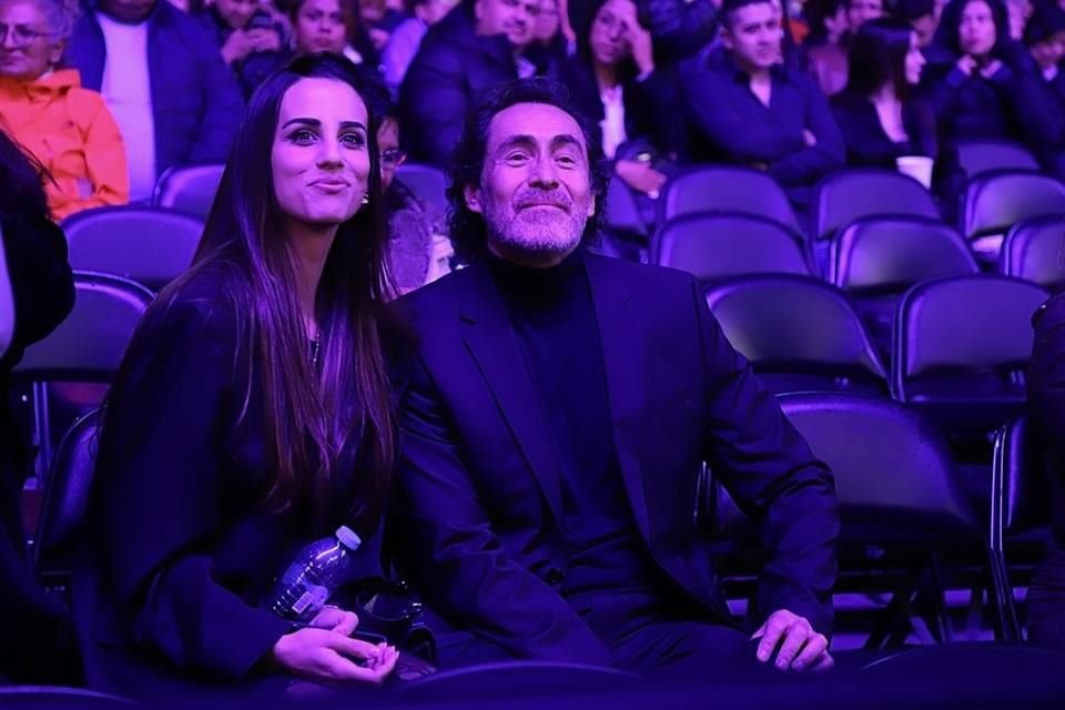 El actor Demián Bichir disfrutó del show de Solís junto a una acompañante.
