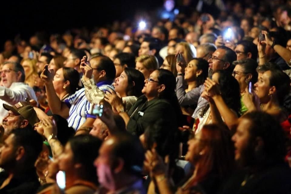 La gente disfrutó el pegajoso ritmo Gipsy Kings.