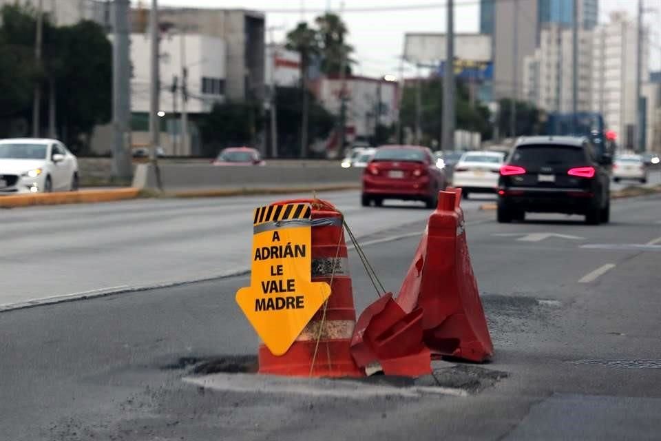 Para señalizar el bache que rodea un registro de la CFE, vecinos pusieron un trafitambo con un mensaje para el Alcalde de Monterrey.