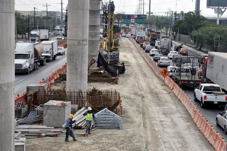 El caos vial en la Avenida Miguel Alemán se agravó por los cierres de las obras de la Línea 4 del Metro, principalmente para quienes circulan hacia el Aeropuerto Internacional de Monterrey.