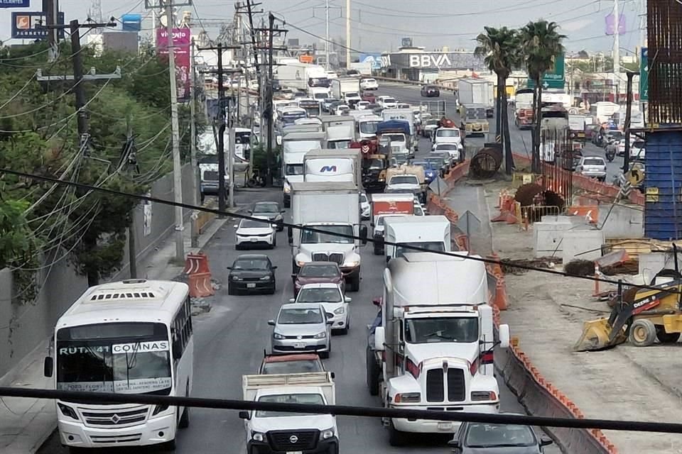 El caos vial en la Avenida Miguel Alemán se agravó por los cierres de las obras de la Línea 4 del Metro, principalmente para quienes circulan hacia el Aeropuerto Internacional de Monterrey.