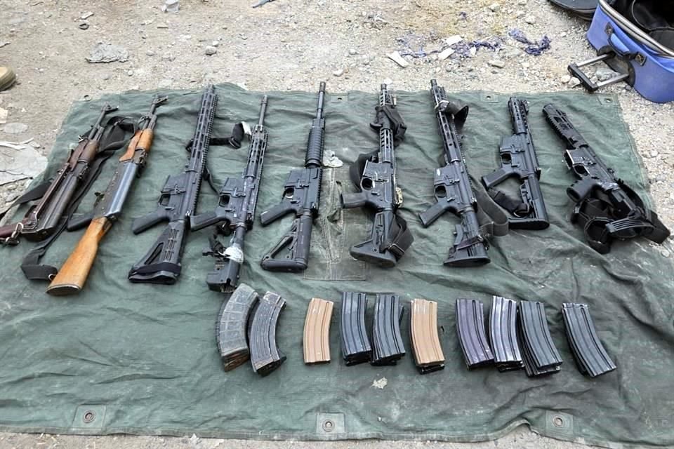 También fueron encontradas armas.