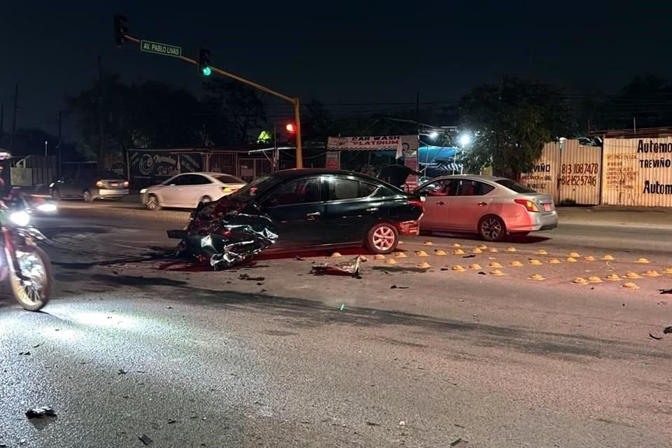 En el lugar quedó lesionado el conductor de una camioneta Nissan Estaquitas qué se impactó de frente contra un automóvil Versa en color negro.