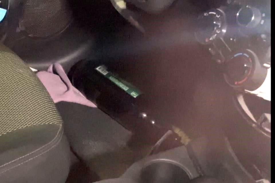 Elementos de Tránsito acudieron al accidente y encontraron el Versa abandonado, en cuyo interior se alcanzaba a ver el envase de una cerveza caguama.