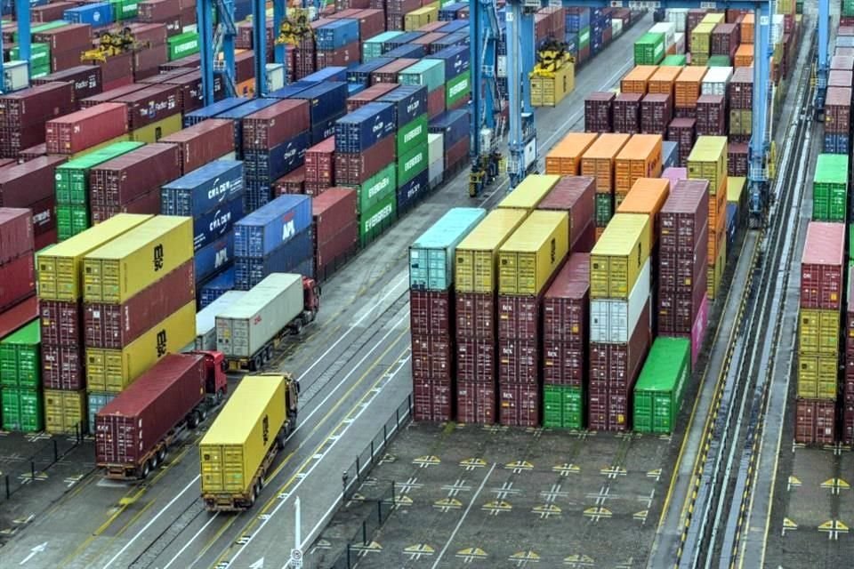 Importaciones de EU caen 20% en abril, donde aranceles del presidente Trump obligaron a las empresas a frenar los envíos a la mayor economía del mundo.