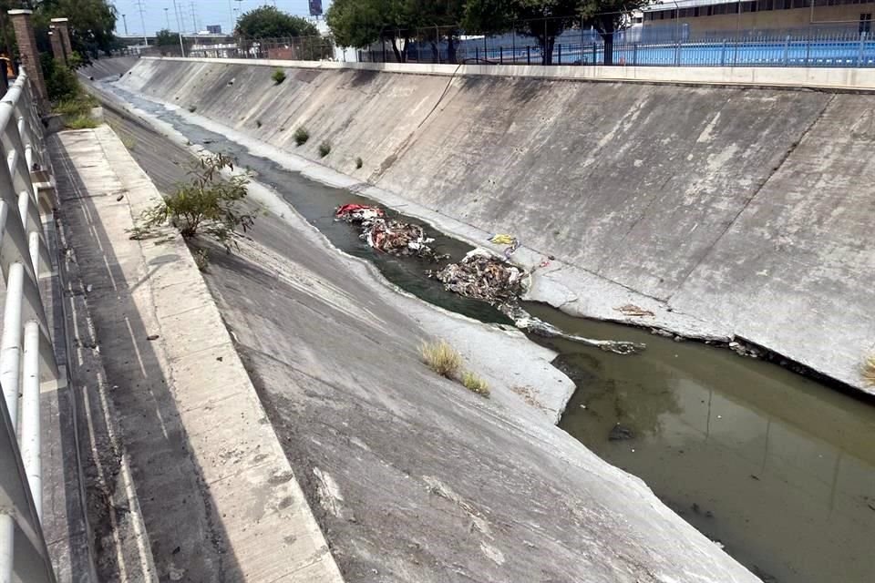 Pese a los trabajos de desazolve municipales, la parte del arroyo en el tramo de Fidel Velázquez luce con mucha basura.