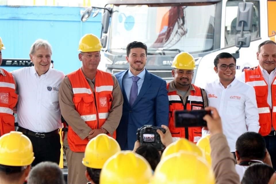 Ante unos 200 trabajadores de AyD, el mandatario estatal prometió elevar sueldos y prestaciones a los cerca de 5 mil empleados.