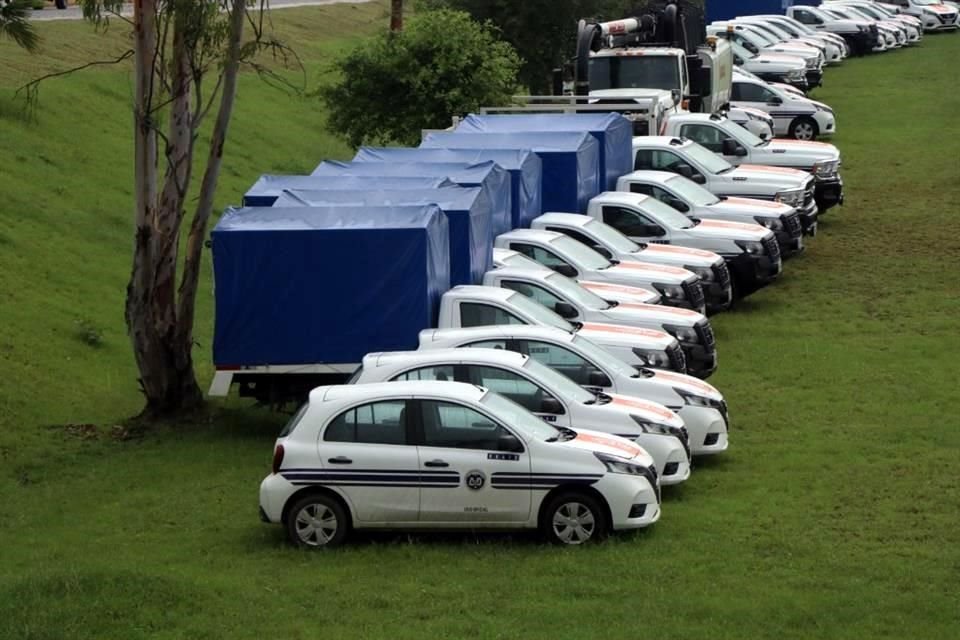 Aunque no se detalló el equipo entregado, entre la maquinaria se encuentran Hidrojets, grúas, camionetas, camiones de tres y media toneladas, traxcavos, entre otros.