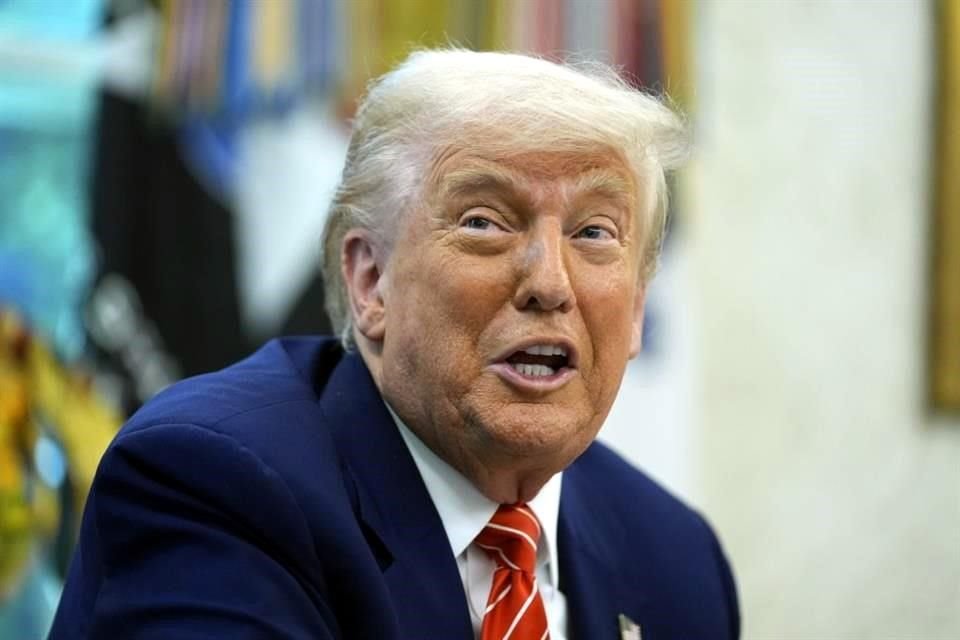 Donald Trump dio un consejo conyugal a su par francés, Emmanuel Macron, quien habría recibido un manotazo de su esposa.