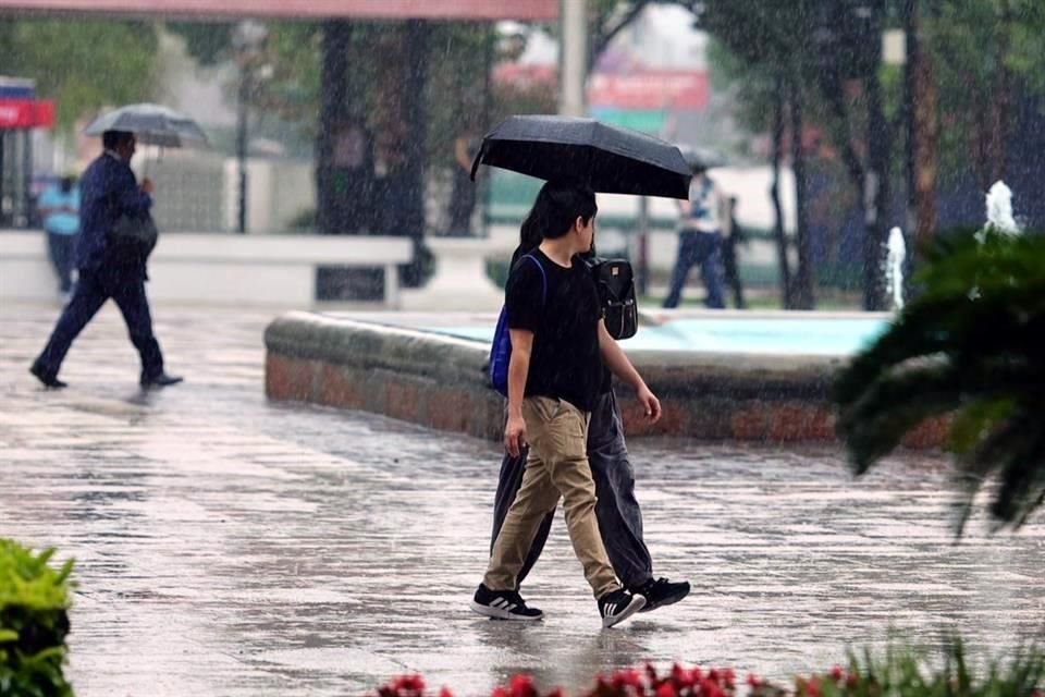 Los peatones quedaron atrapados por la tormenta de ayer.