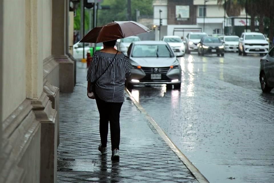 Los peatones quedaron atrapados por la tormenta de ayer.