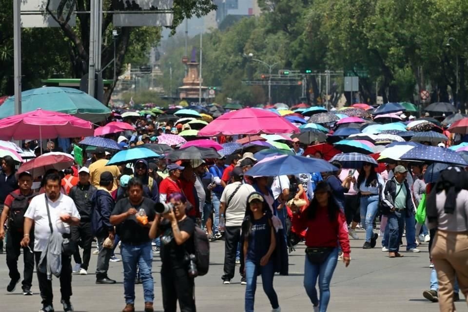 En su día 15 de protestas, maestros de la CNTE marcharon del Ángel de la Independencia hacia El Caballito.