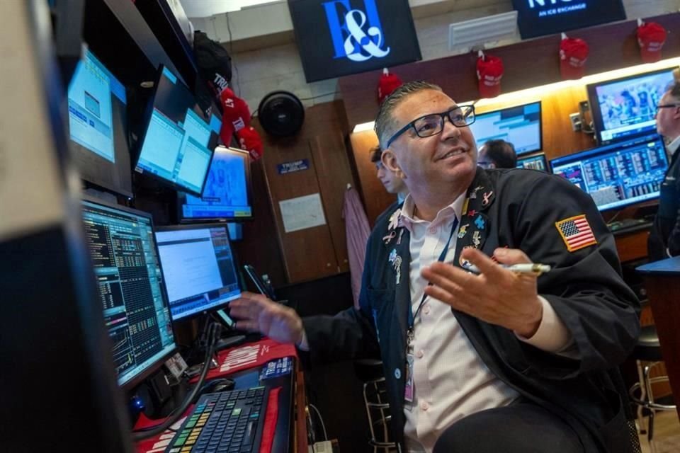Al finalizar la sesión, el industrial Dow Jones subió 0.06 por ciento, el tecnológico Nasdaq cayó 0.32 por ciento y el S&P 500 cerró prácticamente sin cambios.