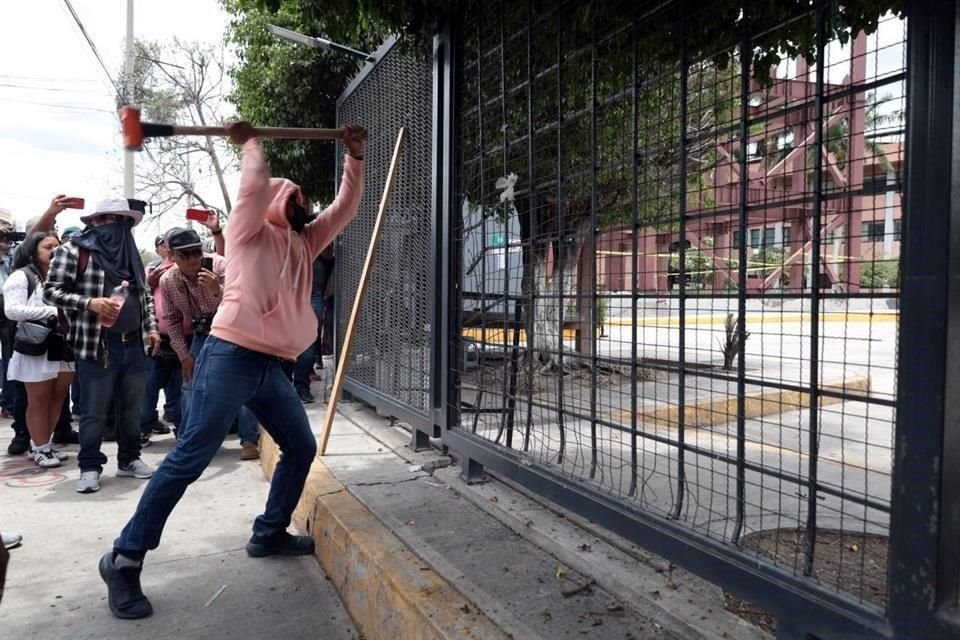 El edificio fue evacuado previo al arribo de los maestros.