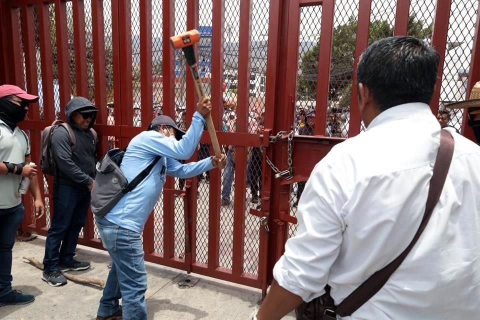 Los profesores buscaban ser atendidos por diputados locales.