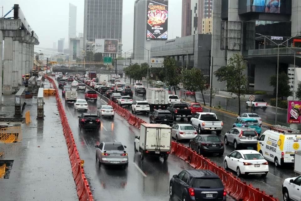Largas filas de vehículos se registraron por los encharcamientos en las vialidades principales del área metropolitana, como Constitución.