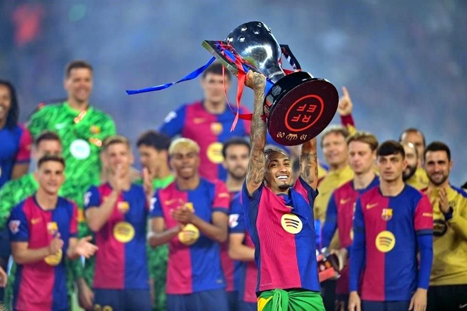 Raphinha ganó con el Barcelona el doblete Liga-Copa.