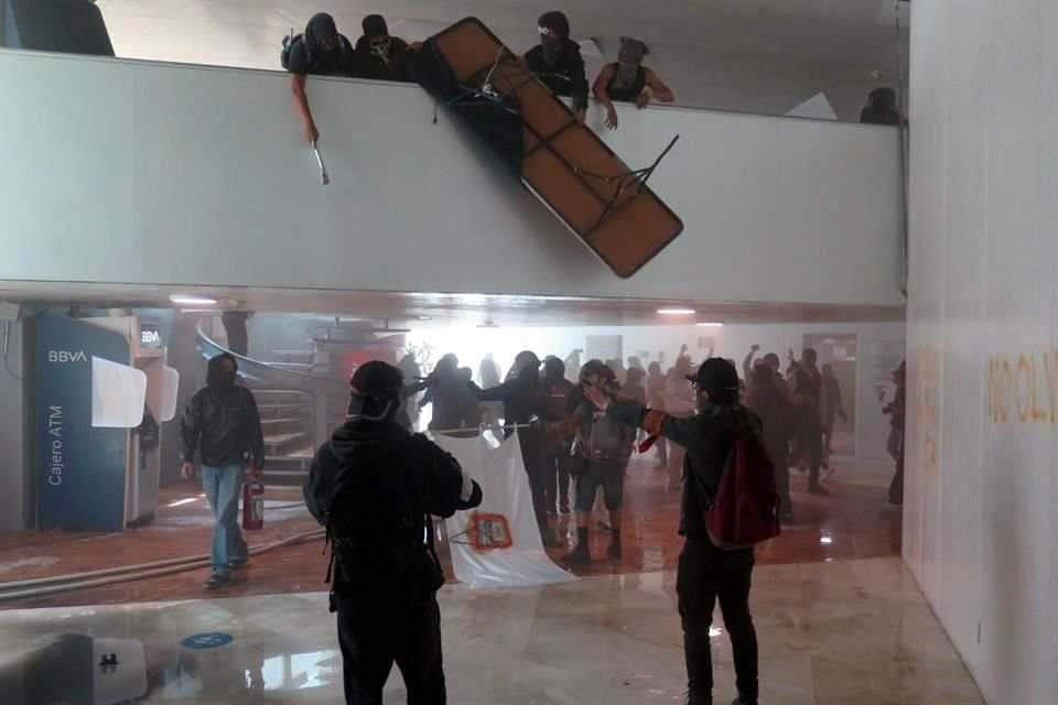 Personal de Seguridad Universitaria trató de replegarlos con polvo de extintores.