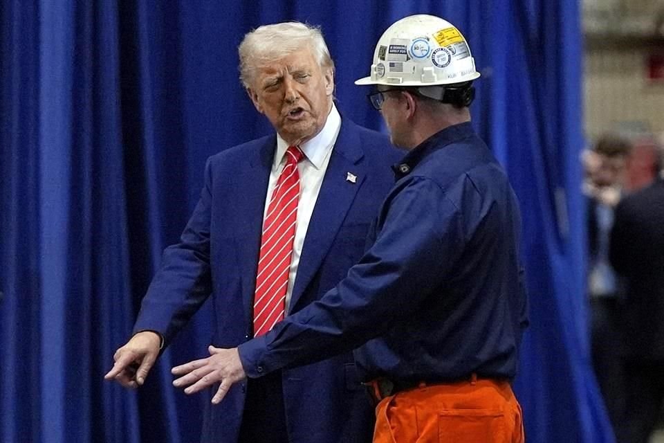 Al visitar la planta Mon Valley Works-Irvin de U.S. Steel en Pensilvania, Trump anunció sus planes de elevar los aranceles del acero.