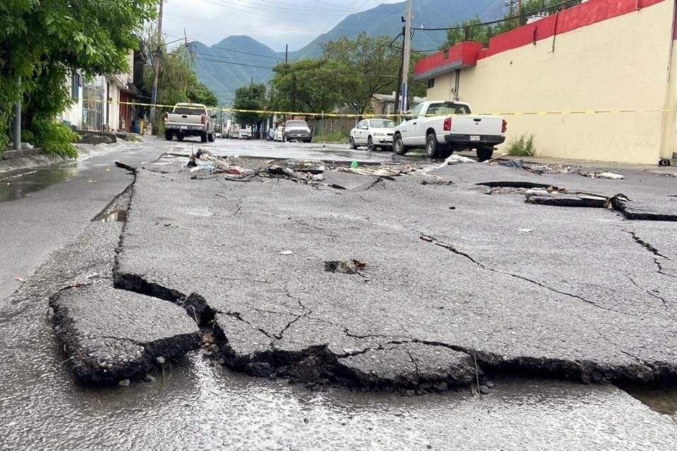 Alrededor de unos 10 metros cuadrados de la calle quedaron dañados.