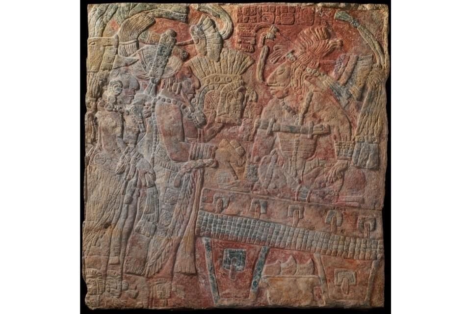 Relieve maya firmado, única obra de la renovada sala del Met que lleva el nombre de un artista: Chakalte.