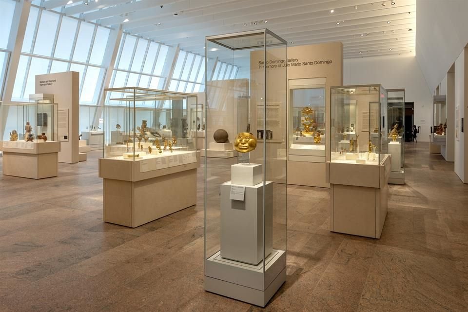 Ornamentos de oro que captan la fuerza del sol, agua materializada en jade y objetos de cerámica diseñados para acompañar a las personas difuntas. Así se presentan las piezas en la renovada Ala Michael C. Rockefeller del Museo Metropolitano de Arte (Met) de Nueva York.