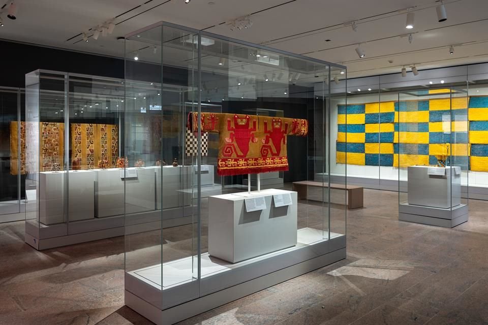 La nueva galería textil de la Sala de Arte de la Antigua América dispone una iluminación y un equipamiento especial para presentar tejidos, algunos de los cuales tienen más de mil 500 años.