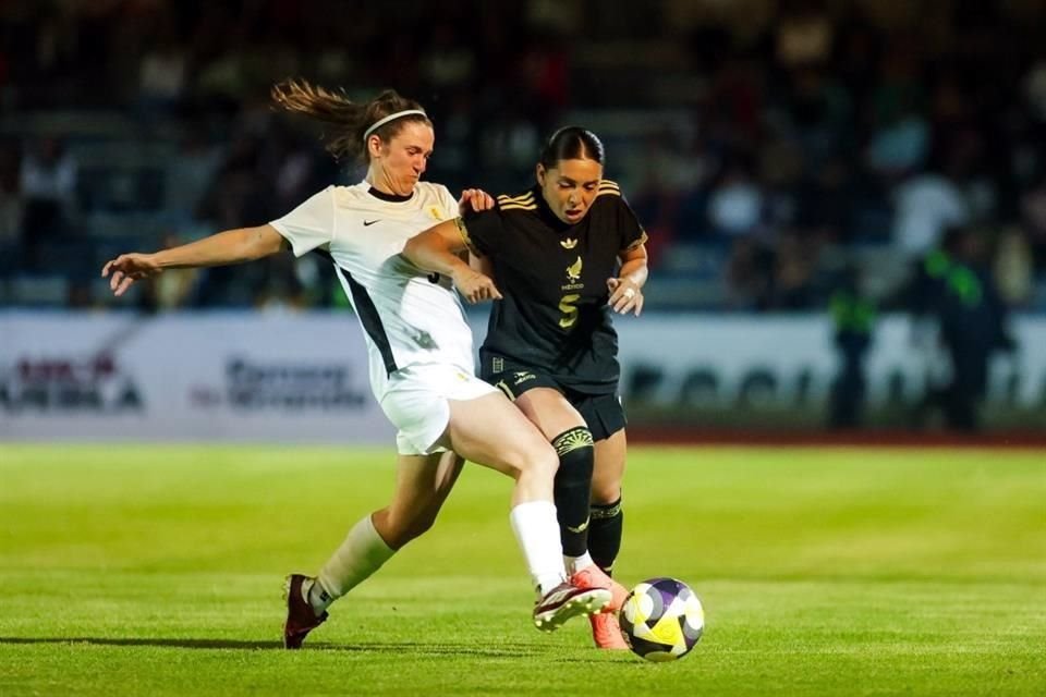 Anika Rodriguez (der.), jugadora de Tigres Femenil disputa un balón.