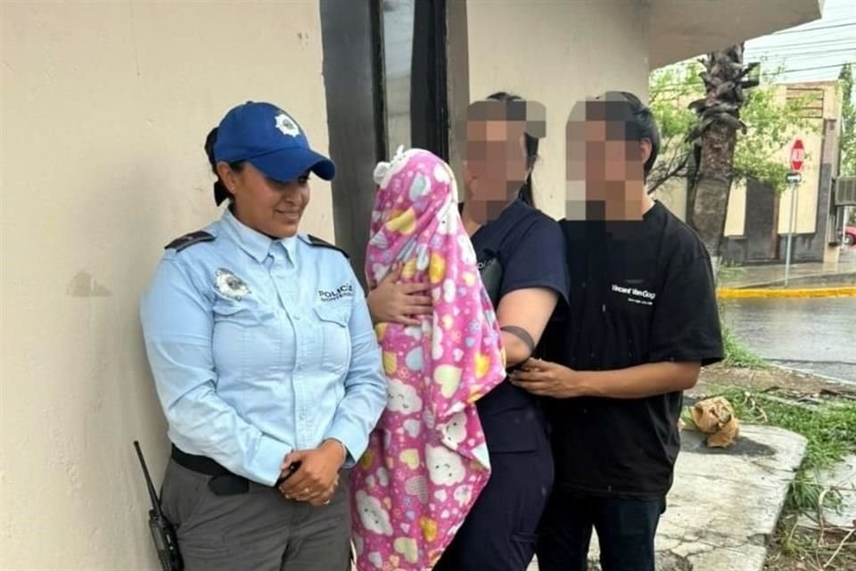 Tras ubicar a la bebé, se hizo la entrega de la niña a la madre.