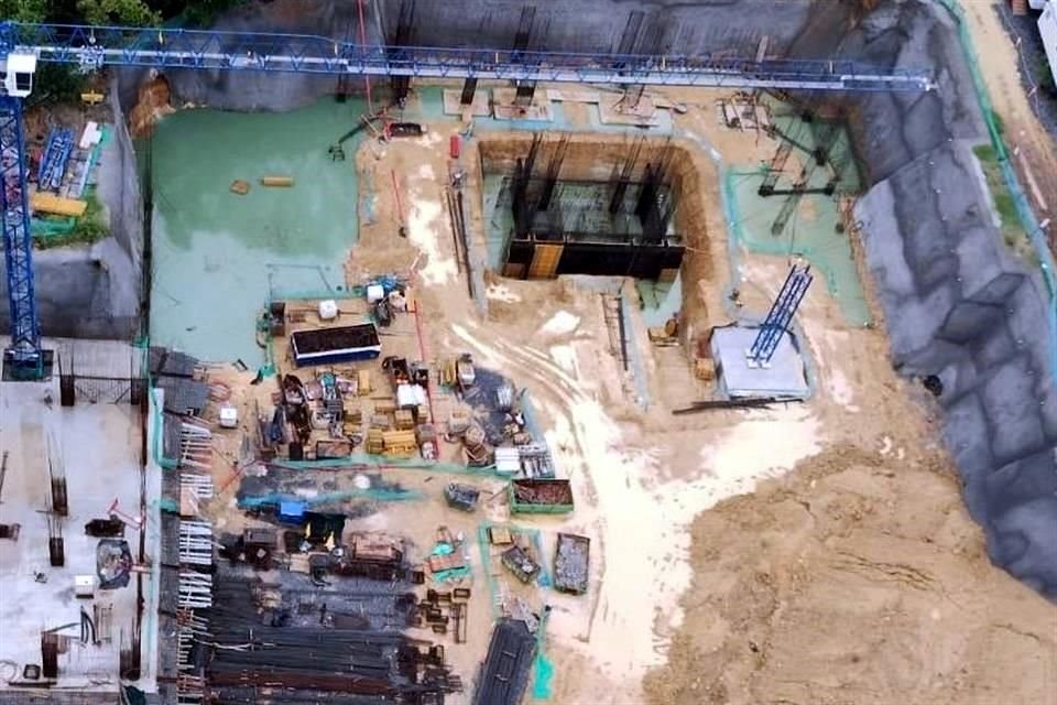 Por la aparición de un hoyo, los trabajos en las Torres Gala se inundaron.