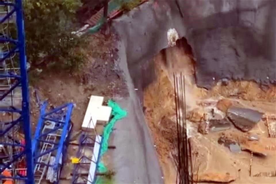 El talud de la construcción sufrió daños durante las lluvias de este viernes.
