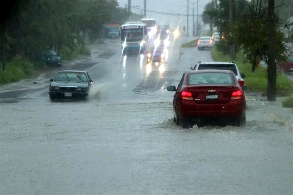 Los encharcamientos hicieron que los autos avanzaran a vuelta de rueda.