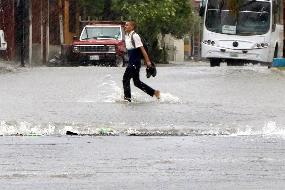 Los peatones quedaron atrapados por la tormenta de ayer.