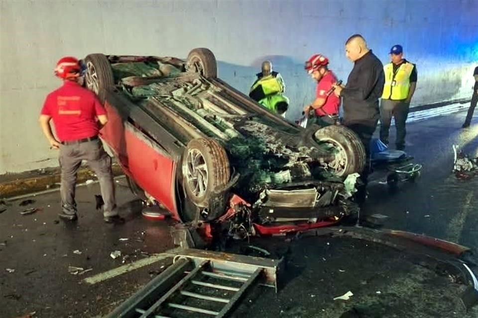 El conductor quedó atrapado dentro de su vehículo Kia 3 que terminó volcado.