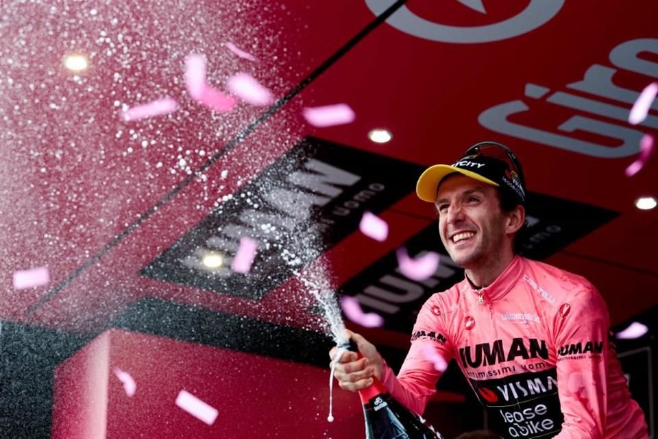 Simon Yates celebró el triunfo.