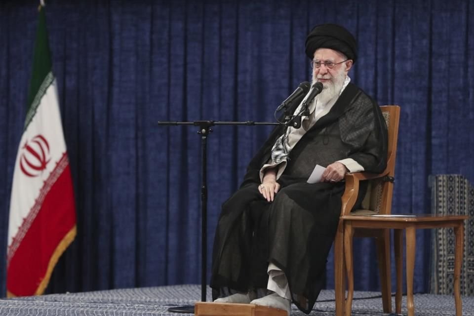 Irán aceleró su ritmo de producción de uranio enriquecido, según un documento de la ONU que fue calificado por Teherán como 'político'.