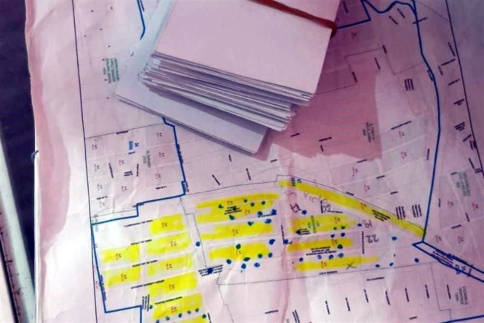 De acuerdo con los ciudadanos, se entregaron boletos de una rifa millonaria de propiedades y materiales de construcción, con el lema de campaña de la candidata panista Indira Rosales San Román.