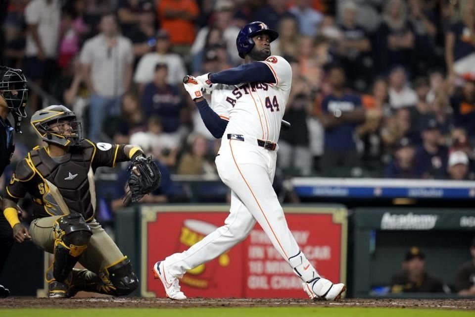 Yordan Alvarez batea un elevado de sacrificio en un partido ante los Padres de San Diego.