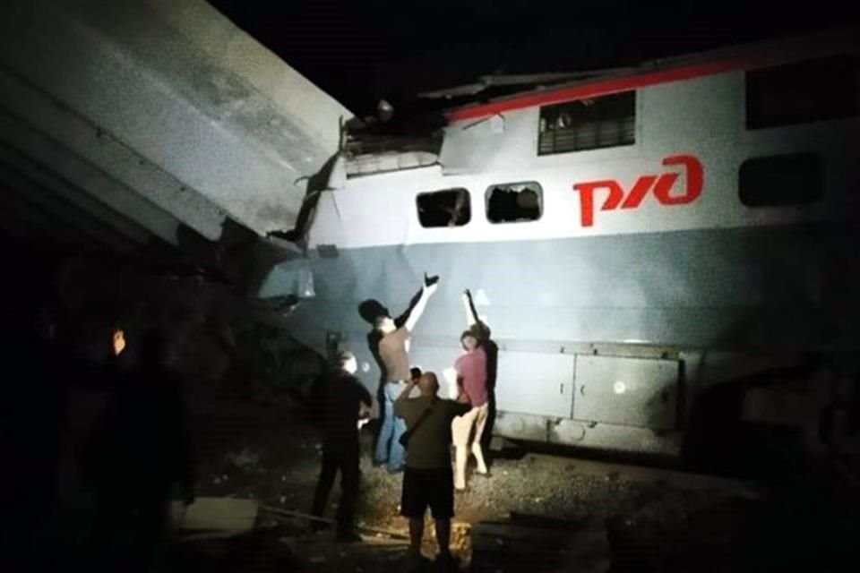 Al menos 7 personas murieron y 30 resultaron heridas en región rusa cuando puente vial se derrumbó y provocó el descarrilamiento de un tren.