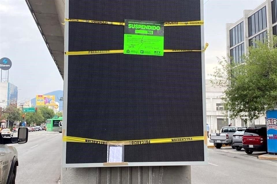 El Municipio de Monterrey colocó cintas amarillas y sellos de suspensión a las pantallas en las columnas del Metro.