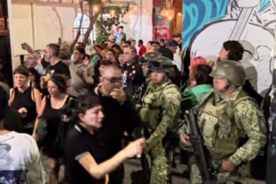 Elementos del Ejército y la SSC se desplegaron en las inmediaciones del foro cultural. 