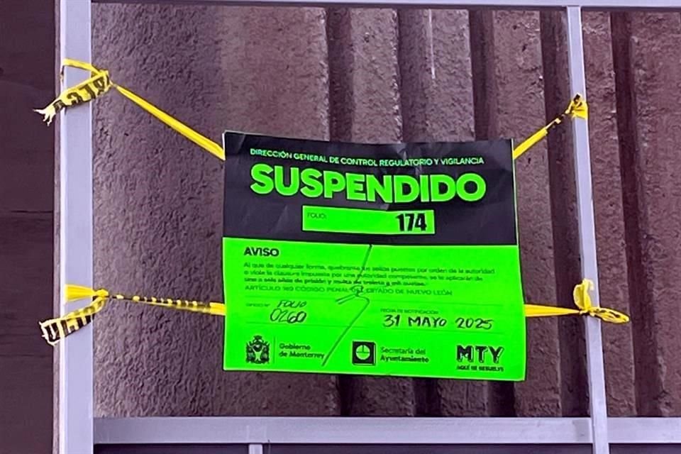 El Municipio de Monterrey colocó cintas amarillas y sellos de suspensión a las pantallas en las columnas del Metro.