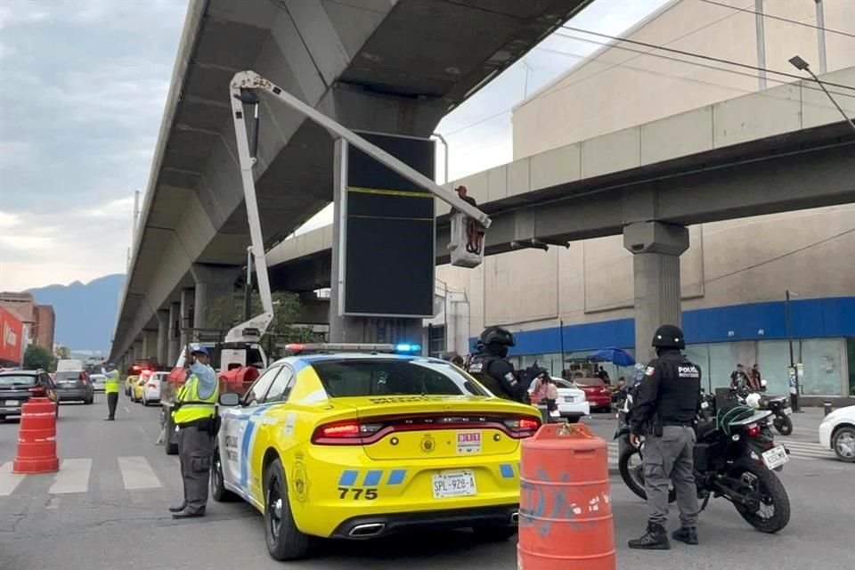 El Municipio de Monterrey colocó cintas amarillas y sellos de suspensión a las pantallas en las columnas del Metro.